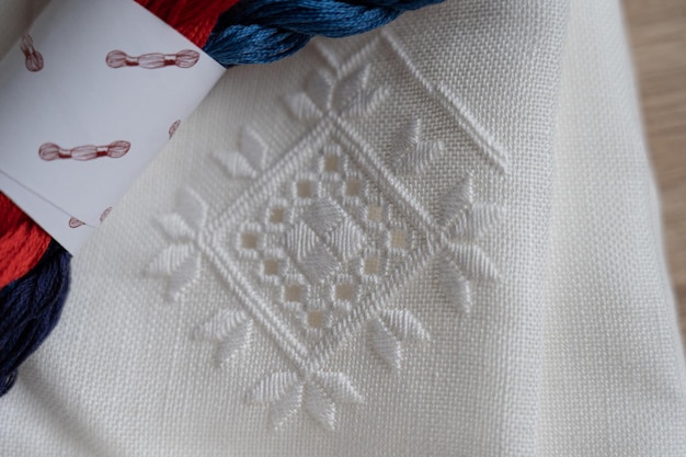 haft ludowy na tkaninie